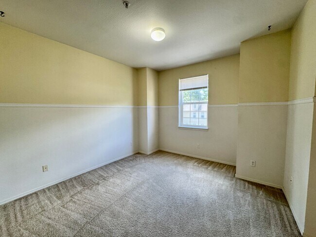 Building Photo - Secluded Renton Townhome