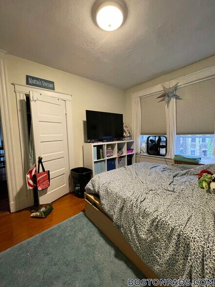 Building Photo - 208 Winthrop Rd