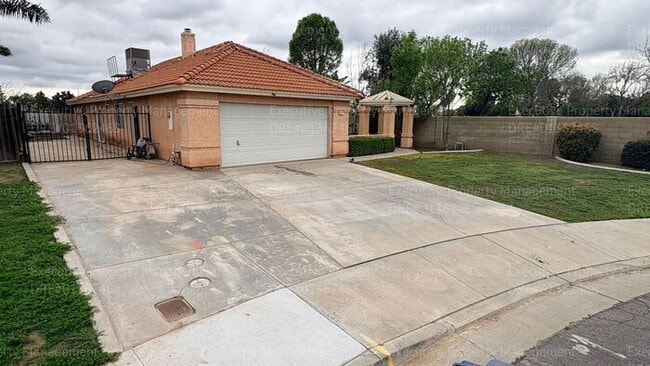 Building Photo - 3 bedroom 2 bathroom home located near Wilderness Park and many shopping centers.