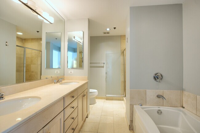 Building Photo - 57 E Delaware Pl