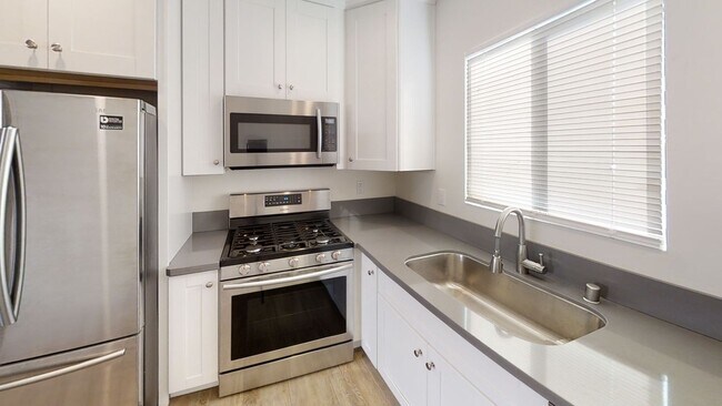 Building Photo - 7BD/3BA, Great Backyard w/ POOL!!! (Lease ...