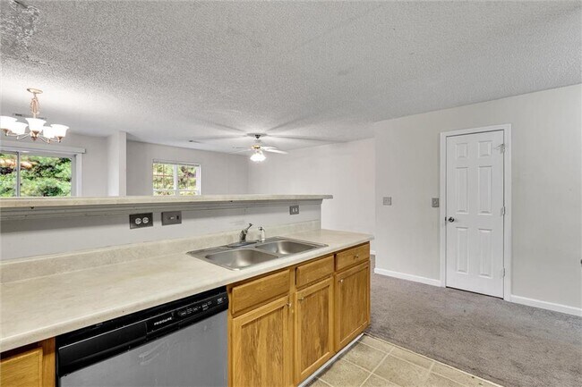 Building Photo - 6300 Hickory Ln Cir