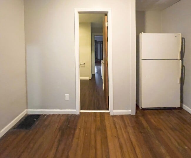 Building Photo - PRELEASING for AUGUST! Close to Campus: Washer and Dryer Included