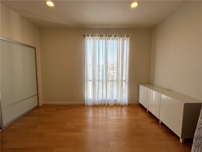 Building Photo - 533 S St Andrews Pl