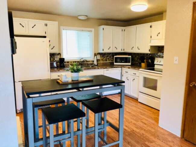 Building Photo - 342 E Dowling Rd