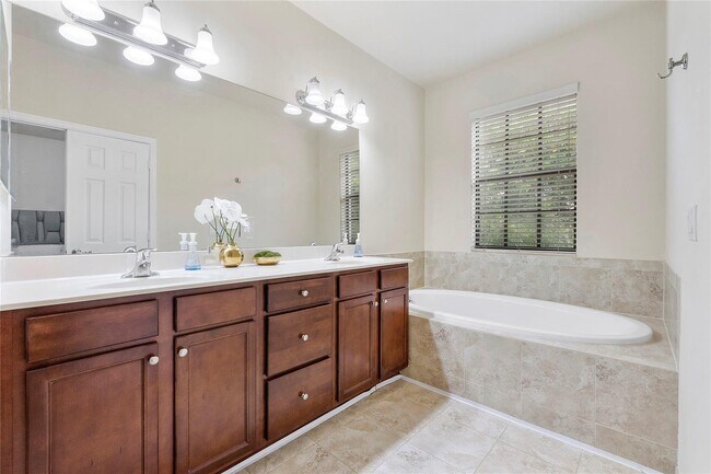 Building Photo - 10450 Wellington Parc Dr