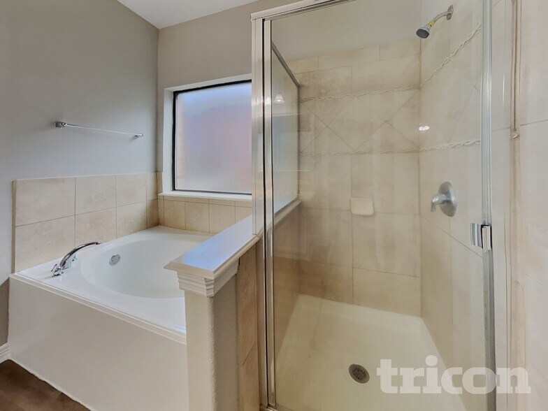 Building Photo - 8026 N Tarrytown Crossing Dr