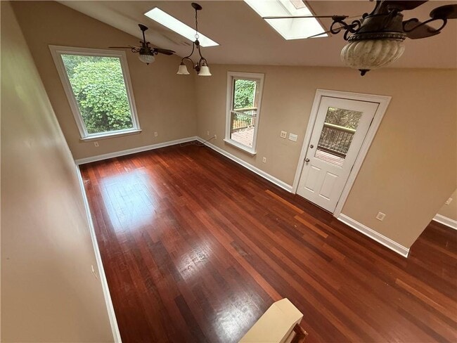 Building Photo - 1505 Hillcrest Dr