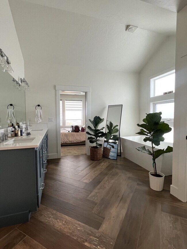 Building Photo - Gorgeous 3 bed 2 ba home in the perfect Me...