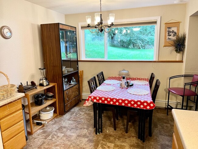 Building Photo - Downtown Furnished Two Bed Unit in Duplex-...