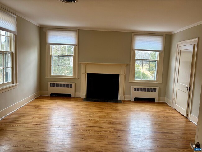 Building Photo - 800 Glendower Rd