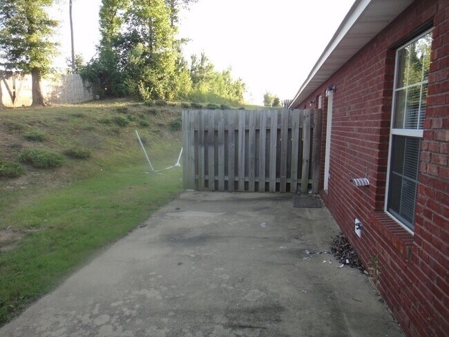 Building Photo - Great Location 3bed/3bath Duplex in Longleaf for August!