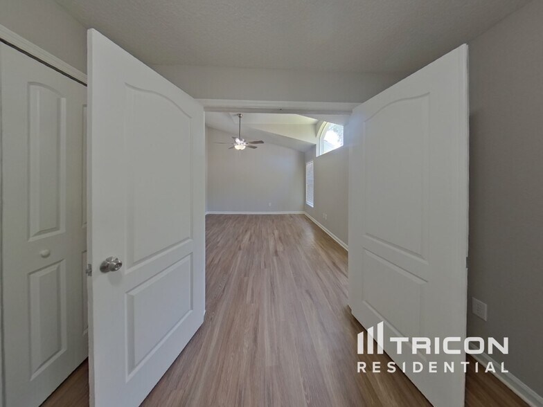 Building Photo - 2512 Meadow Oaks Loop