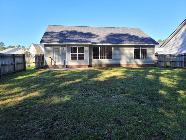 Building Photo - Conveniently located in a quiet cul-de-sac