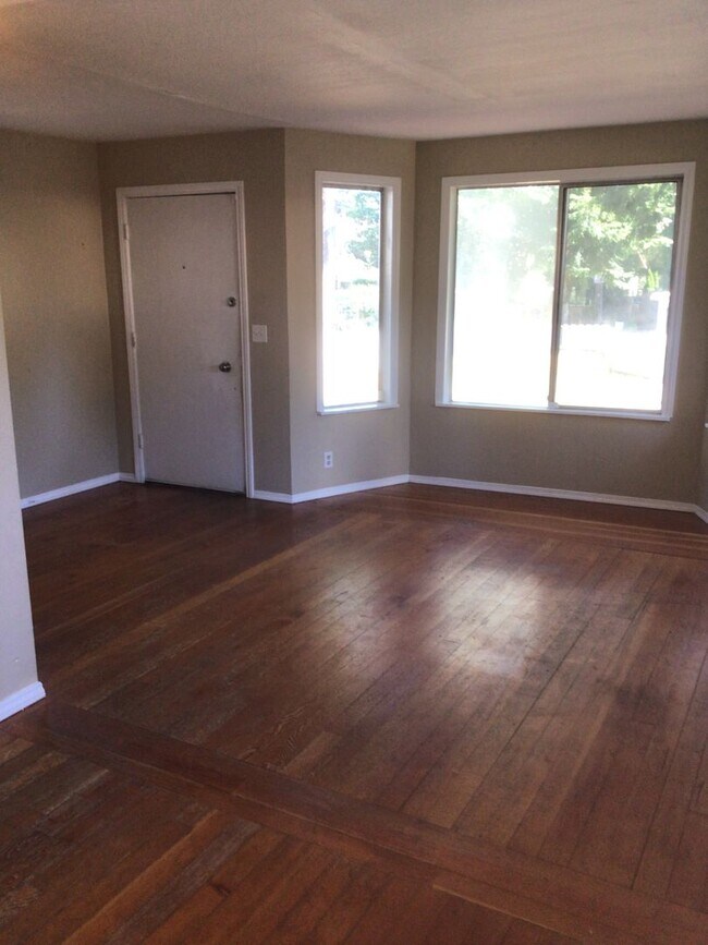 Building Photo - Arbor Heights Bungalow, Available early Oc...