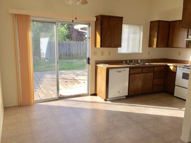 Building Photo - Rare find home with 2-Car Garage, Fenced Yard, with Convenient Location!