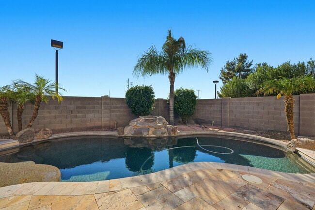 Building Photo - 1425 W Commerce Ave