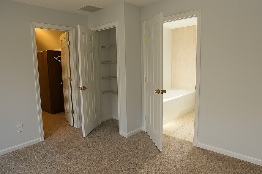 Building Photo - 6 Pepperbush Court