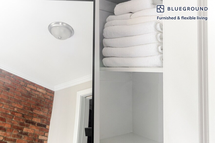 Building Photo - 246 Mott St