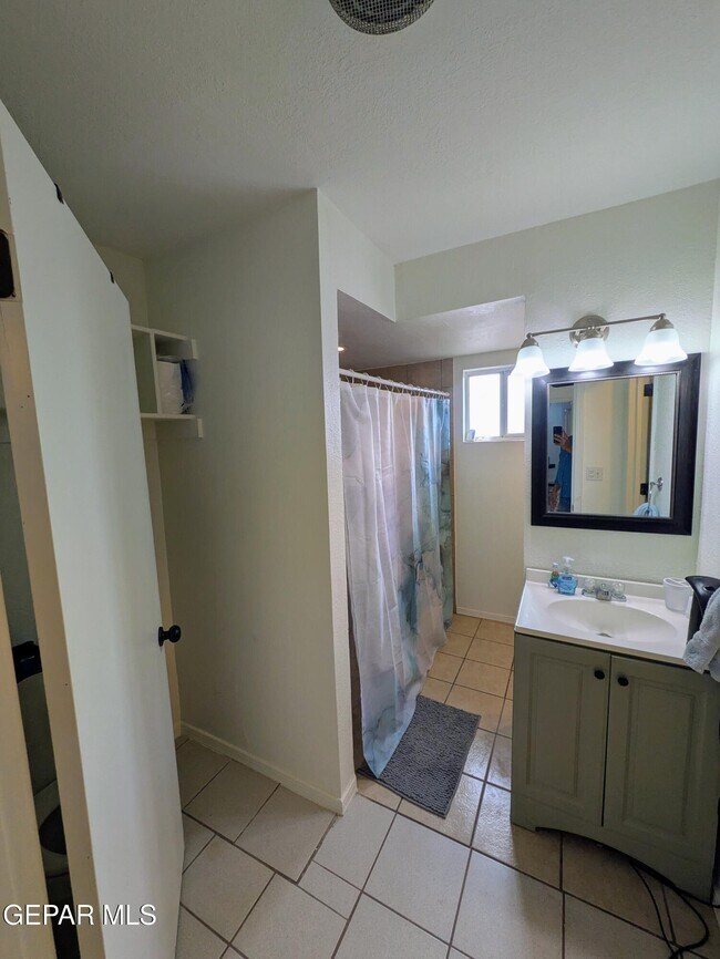 Building Photo - 709 Tays St