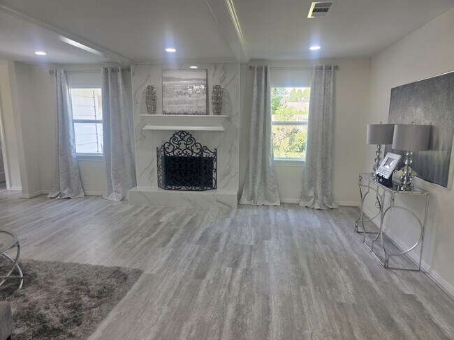 Building Photo - 1507 Village Green Ct