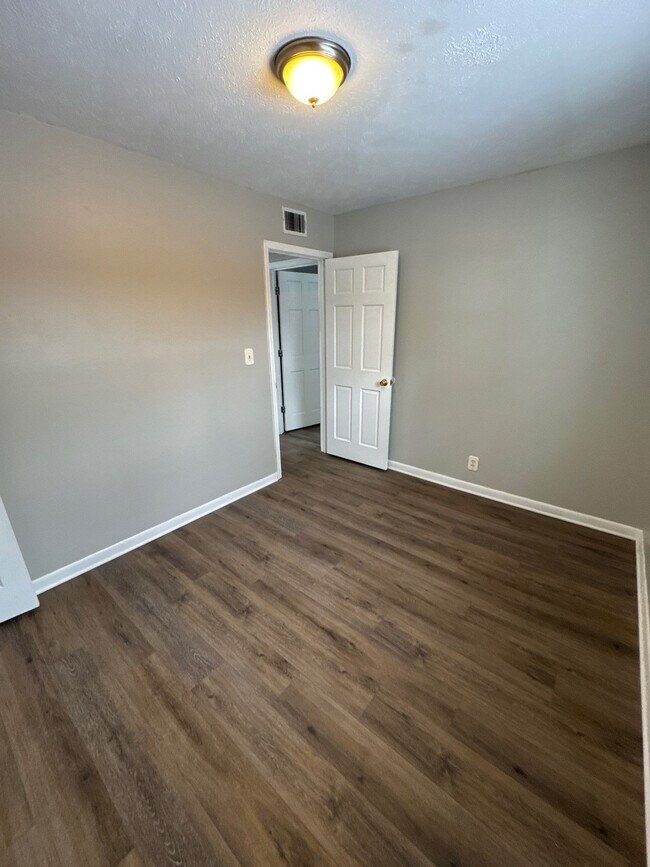 Building Photo - 338 N Skyline Dr