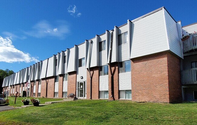 Building Photo - Newly Remodeled 2 Bedroom Unit in Family a...