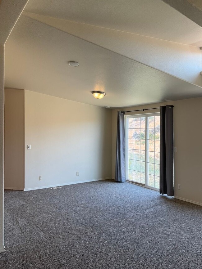 Building Photo - 4 Bed 3 Bath Home with Expansive Country V...