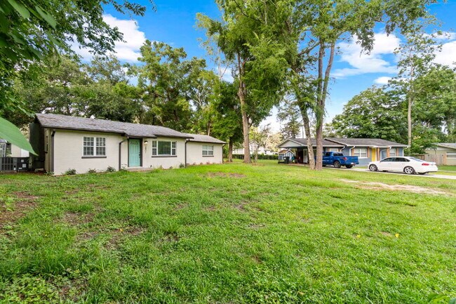 Building Photo - Gardener's Paradise! 3BR Home on Oversized Lot with Shed & Greenhouse
