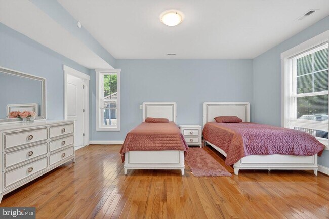 Building Photo - 3925 Ashwood Pl