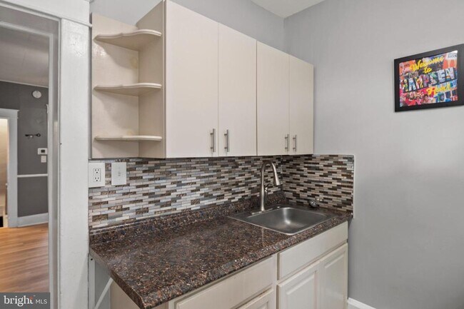 Building Photo - 1109 W 40th St