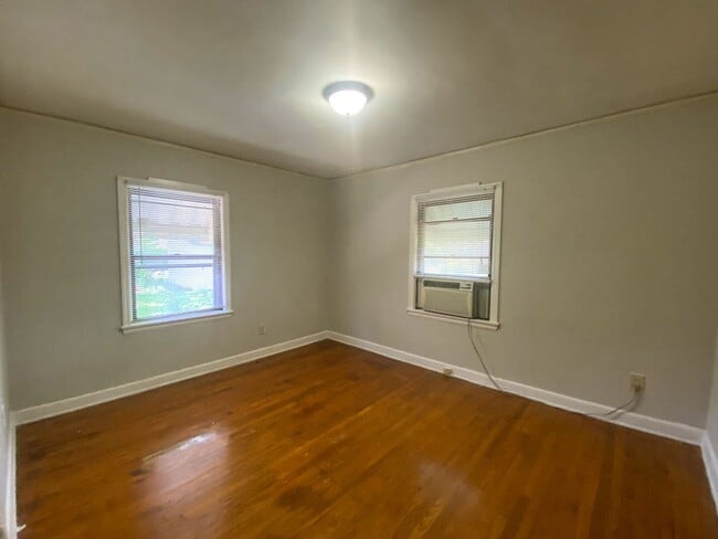 Building Photo - 1 bed, 1 bath (new appliances) in Berclair