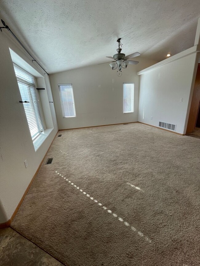 Building Photo - Spacious 4-Bedroom, 3-Bathroom House for Rent