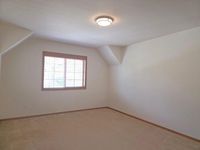 Building Photo - 4-bedroom, 2.5-bathroom home located in Fe...