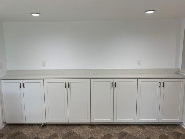 Building Photo - 611 Thrasher Ln