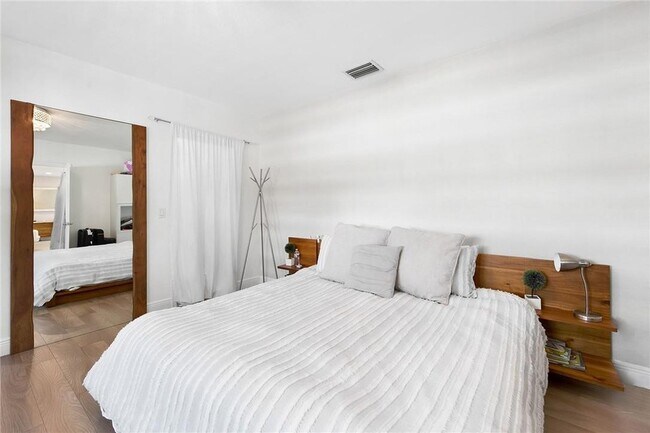 Building Photo - 2801 NE 59th St