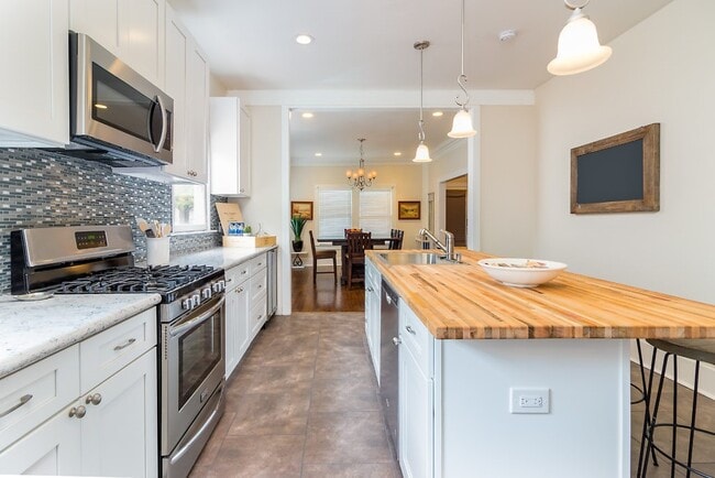 Building Photo - 418 E Myrtle St