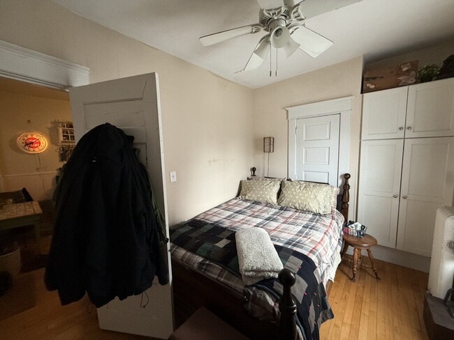 Building Photo - Private Second Floor one bedroom flat in Historic Lowry Hill - Walking distance to transit and la...