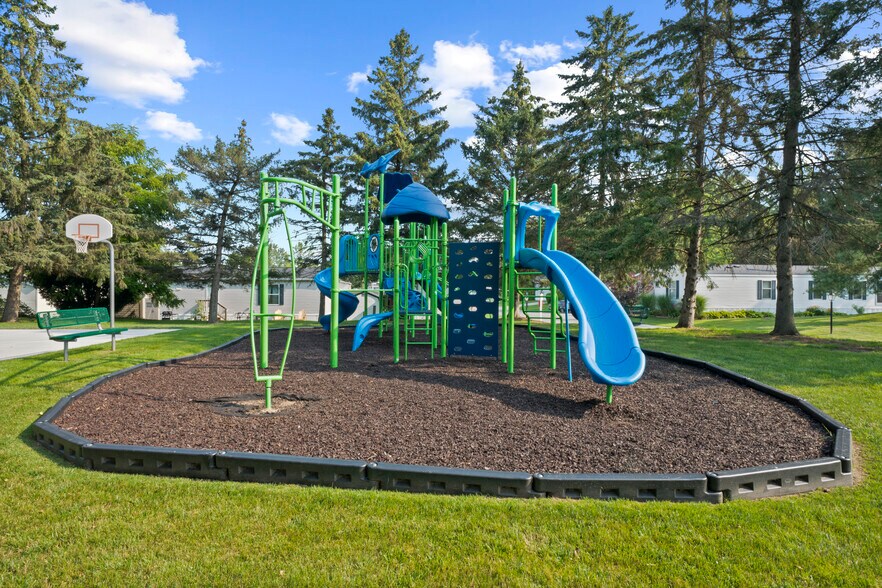 Building Photo - 9383 Evergreen Dr