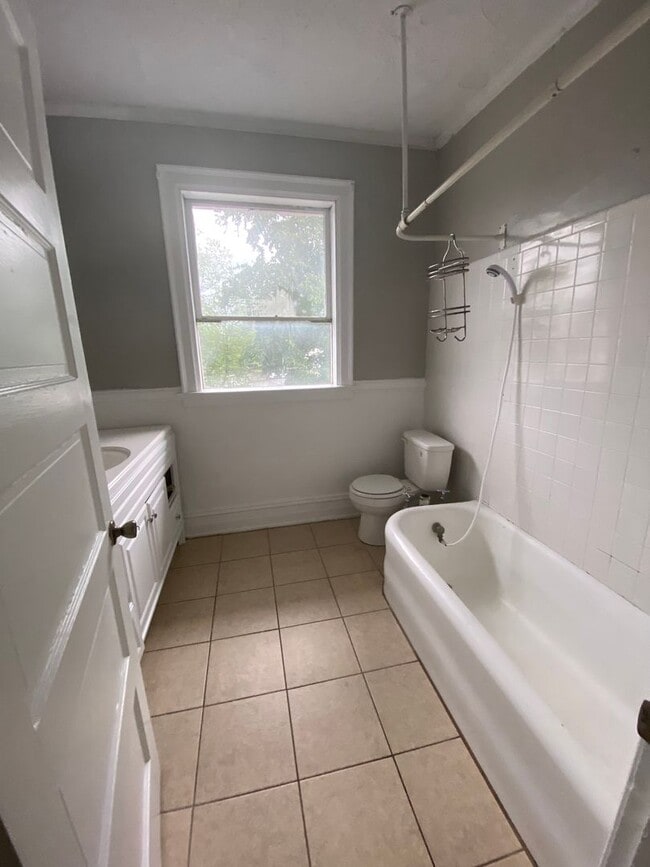 Building Photo - 4 bedroom 2.5 bath house with bonus room