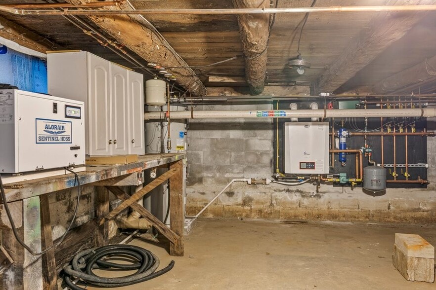 Building Photo - 83 Richardson St