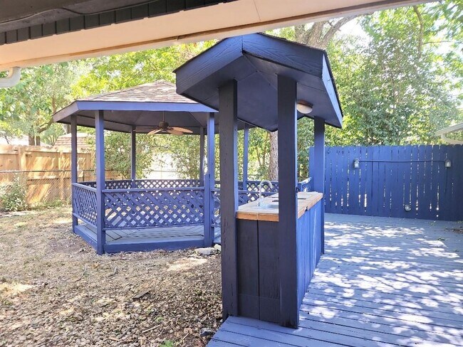 Building Photo - 807 Country Club Rd