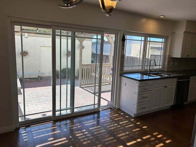 Building Photo - FANTASTIC 3BD TOWNHOUSE FOR LEASE!