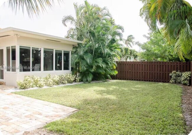 Building Photo - 9240 Byron Ave