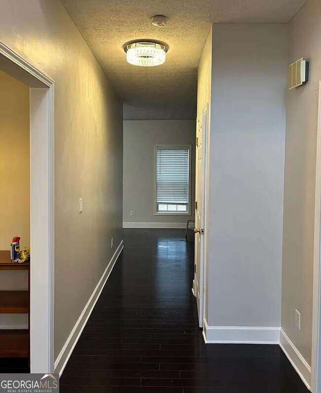 Building Photo - 235 Circle Rd