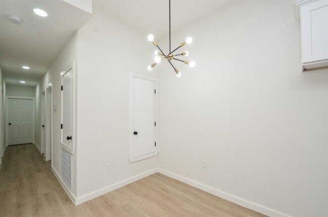 Building Photo - 405 Clearwater St