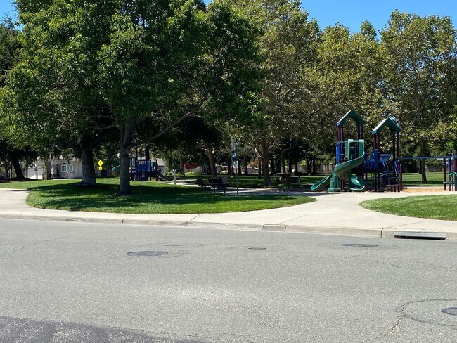Building Photo - Pleasanton 3 Bd./2 Bath, Lots of Light, Top Rated Schools, Close to 580/680, Shopping & Restaurants