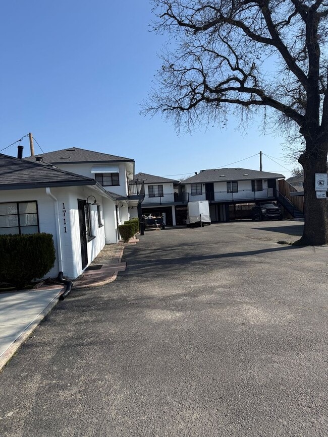 Building Photo - Studio Apartment in North Hanford