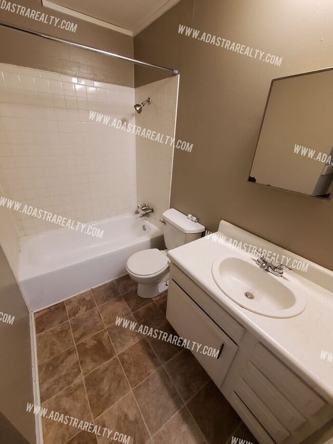 Building Photo - Affordable 2 bedroom apartment in Spring Hill-Available in JUNE!!