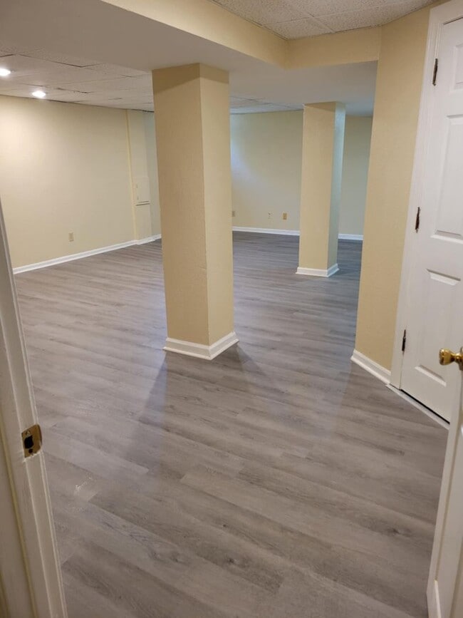 Building Photo - 4 bedroom 2 bathroom house with a basement...